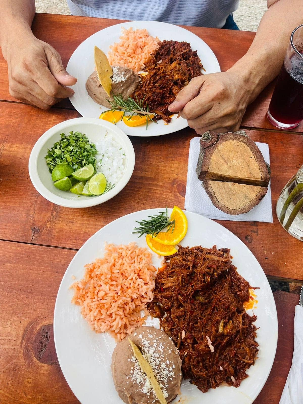 Plato de machaca con arroz y frijoles en mesa de madera